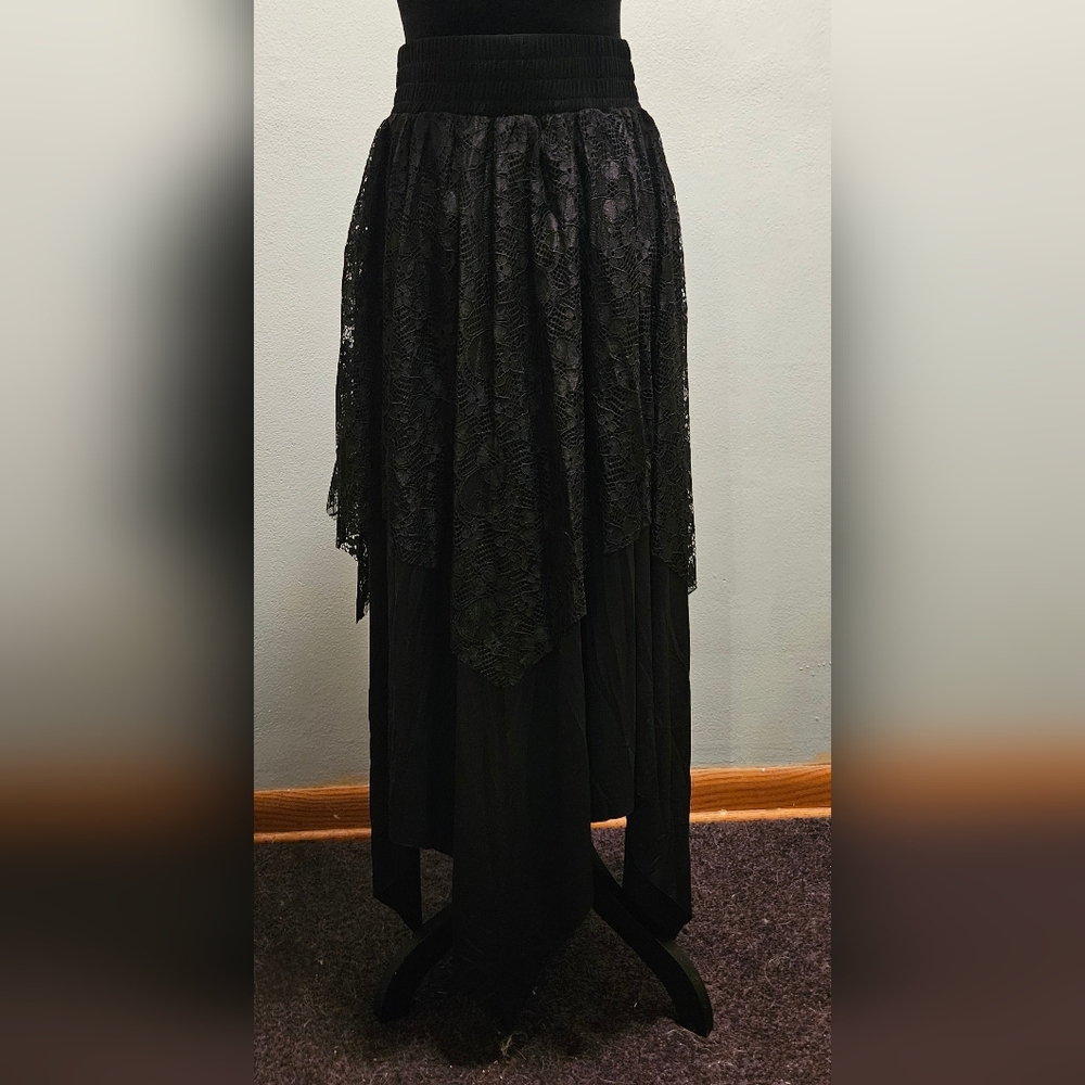 Elegant Black Lace Skirt - Picture 2 of 4